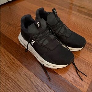 On Running Women’s Black Cloudnovas